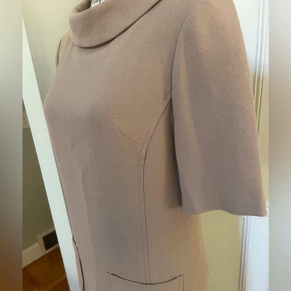 Trina Turk Maleko Short-Sleeve Shift Dress with Folded Collar. Size: 4. - Picture 5 of 14